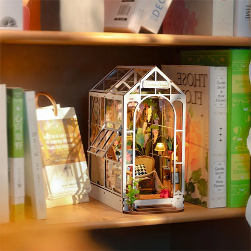 Robotime Rolife Garden House Booknook TGB06